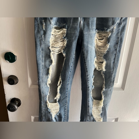 BNWOT Judy Blue Super Distressed Straight Fit Jeans - Picture 2 of 10